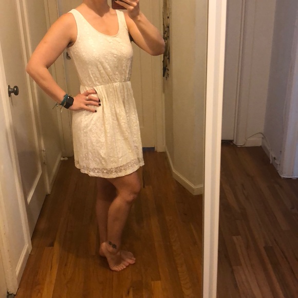 Cream lace dress - Picture 3 of 4